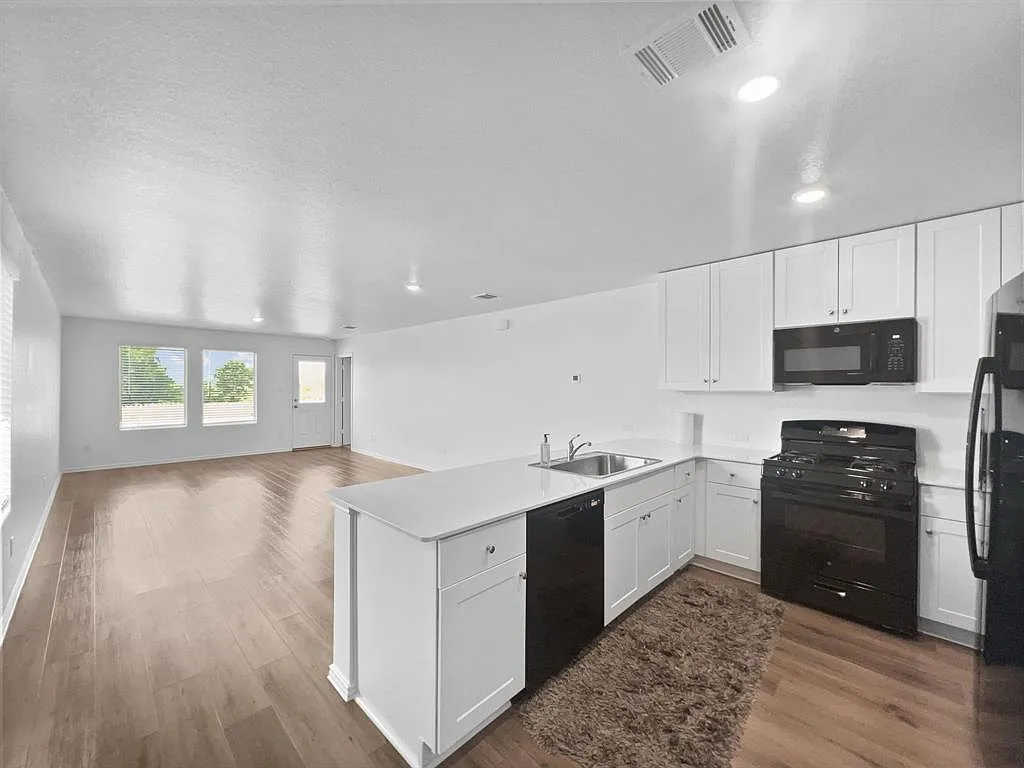 3 bed, 2.0 bath, 1402 sqft, $1,850 — Photo 1