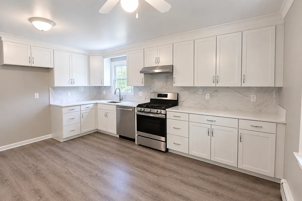 3 bed, 1.0 bath, 700 sqft, $2,700 — Photo 3