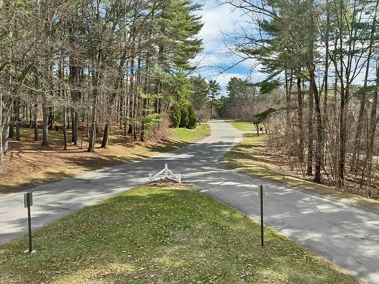 32 Suffolk Ct — Photo 37