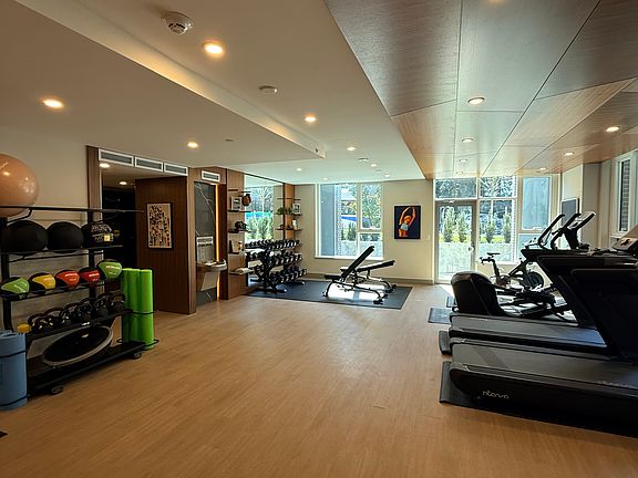 4th image of 423 6th St #306