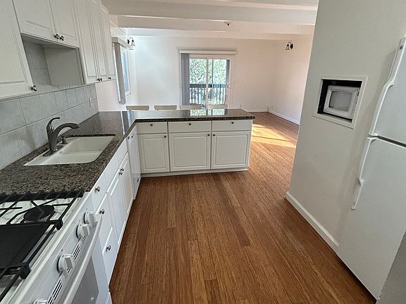 Gas stove and range.
Microwave
Fridge/Freezer
Dishwasher
Garbage disposal
Washer and dryer