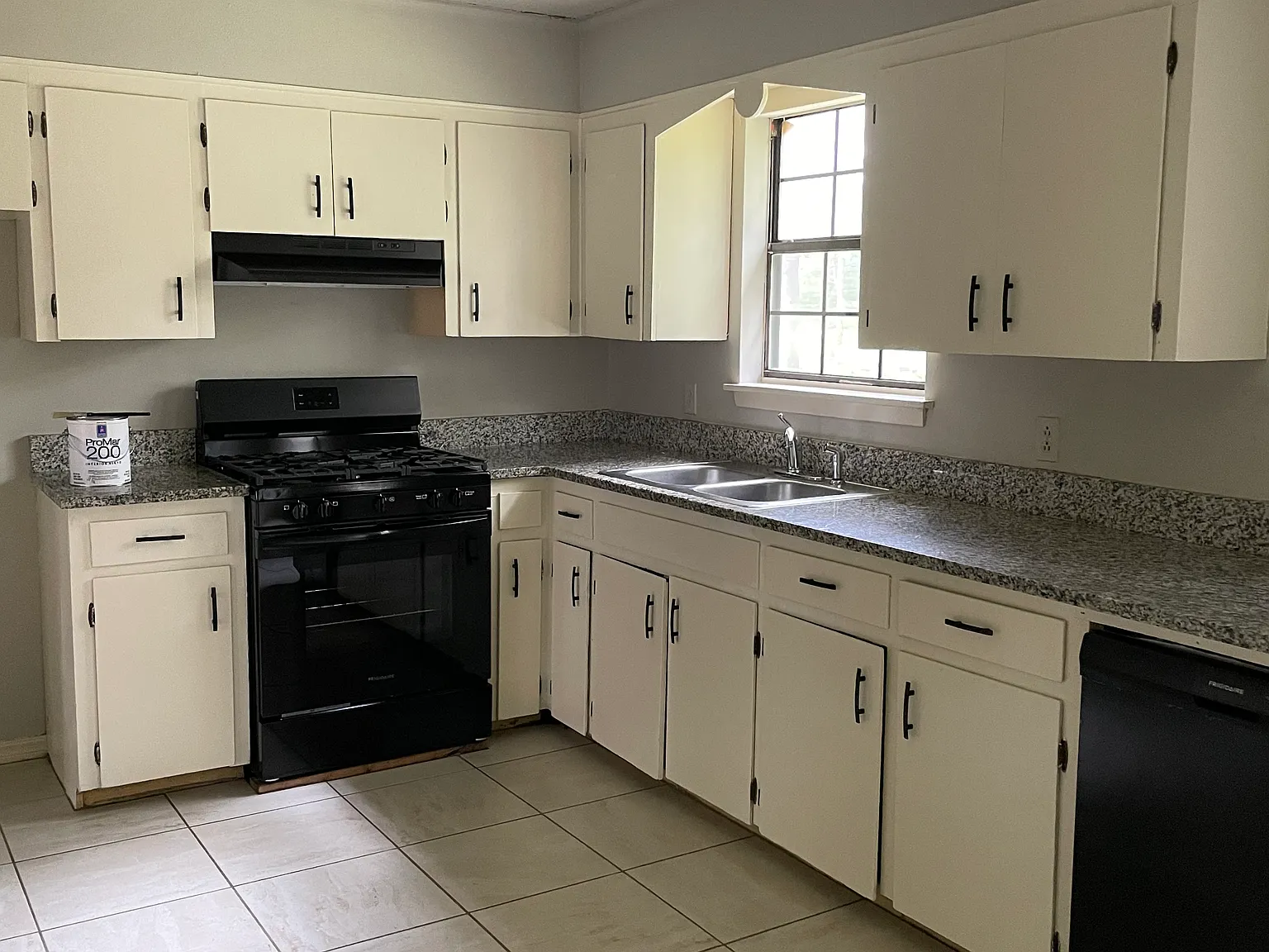 3 bed, 1000 sqft, $1,100 — Photo 2