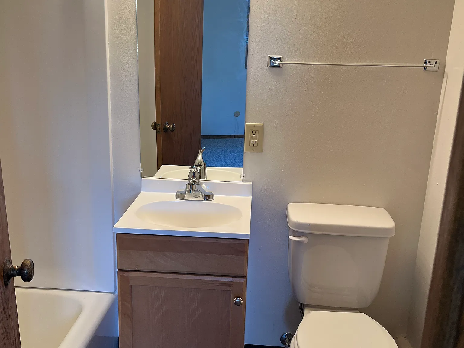 910 S Phillips Ave — Photo 4