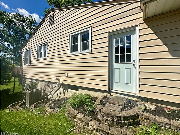 3rd image of 3466 Roseland Ave