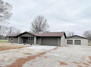 1 Pin Oak Dr, Troy, IL 62294