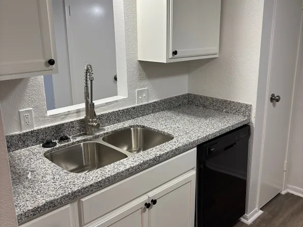 1905 Jephson Ln APT 14, Alvin, TX 77511