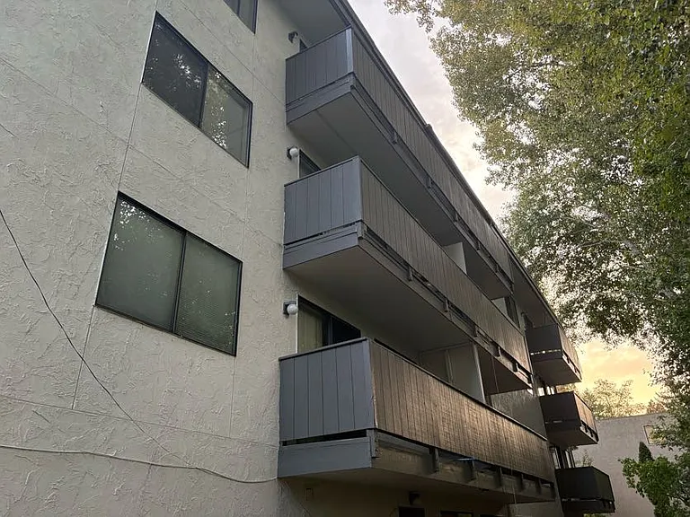 Del Mar Apartments — Photo 9