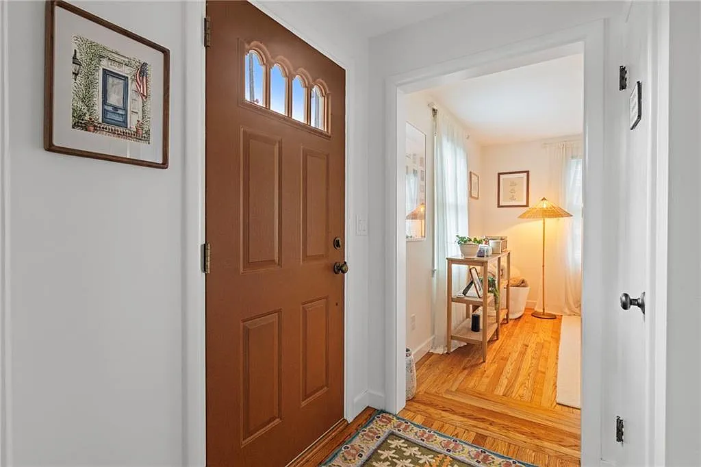 3 bed, 1.5 bath, 1216 sqft, $3,900 — Photo 2