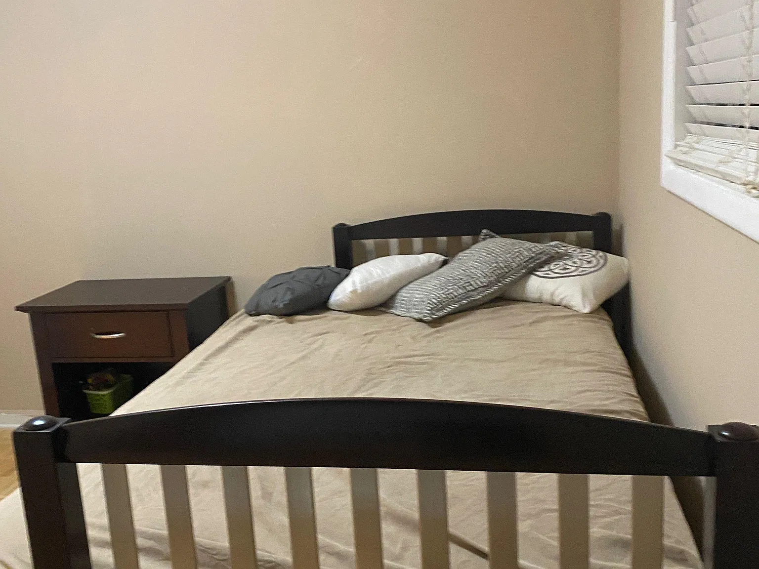 4 bed, 4.0 bath, 2500 sqft, $957 — Photo 1