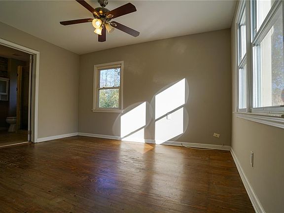 3rd image of 953 Forrest Blvd