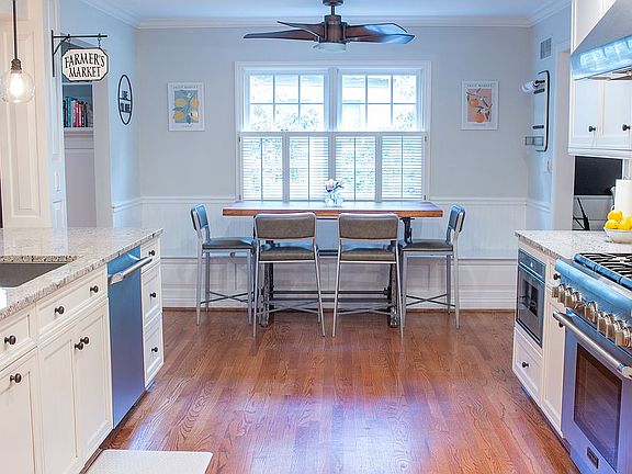 Eat-in w/ built-in bench