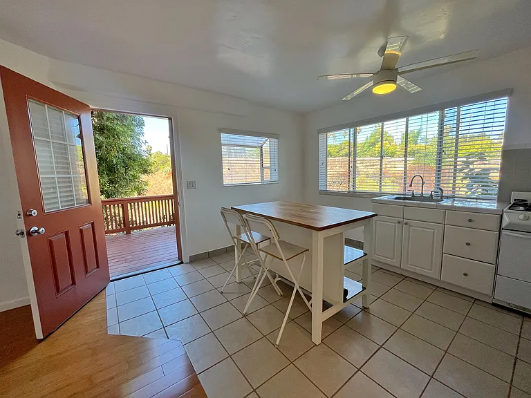2828 1/2 Bowditch Pl — Photo 5