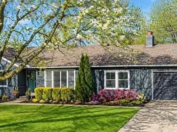 5826 Fontana Dr, Fairway, KS 66205