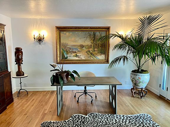 3rd image of 825 Ivy Ln
