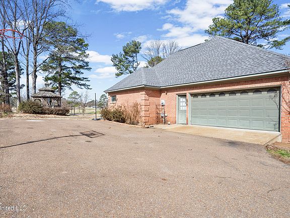 3rd image of 124 Gwen Rd