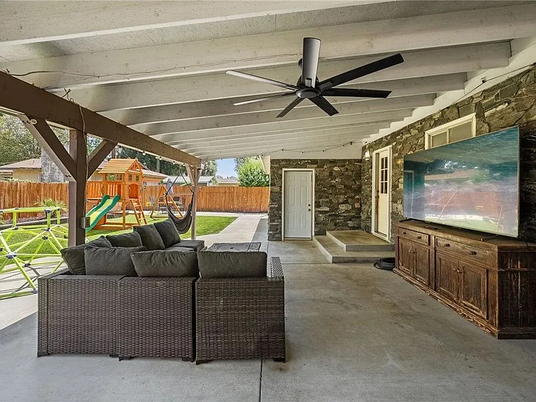 4869 Serrano Pl — Photo 21