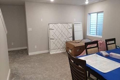 5th image of 214 E Glenwood Ct