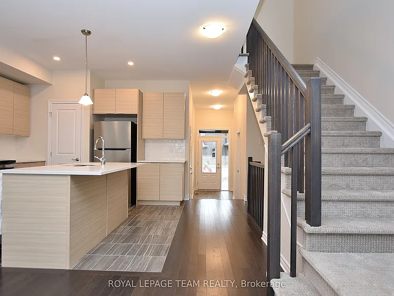 30 Rookie Cres — Photo 3