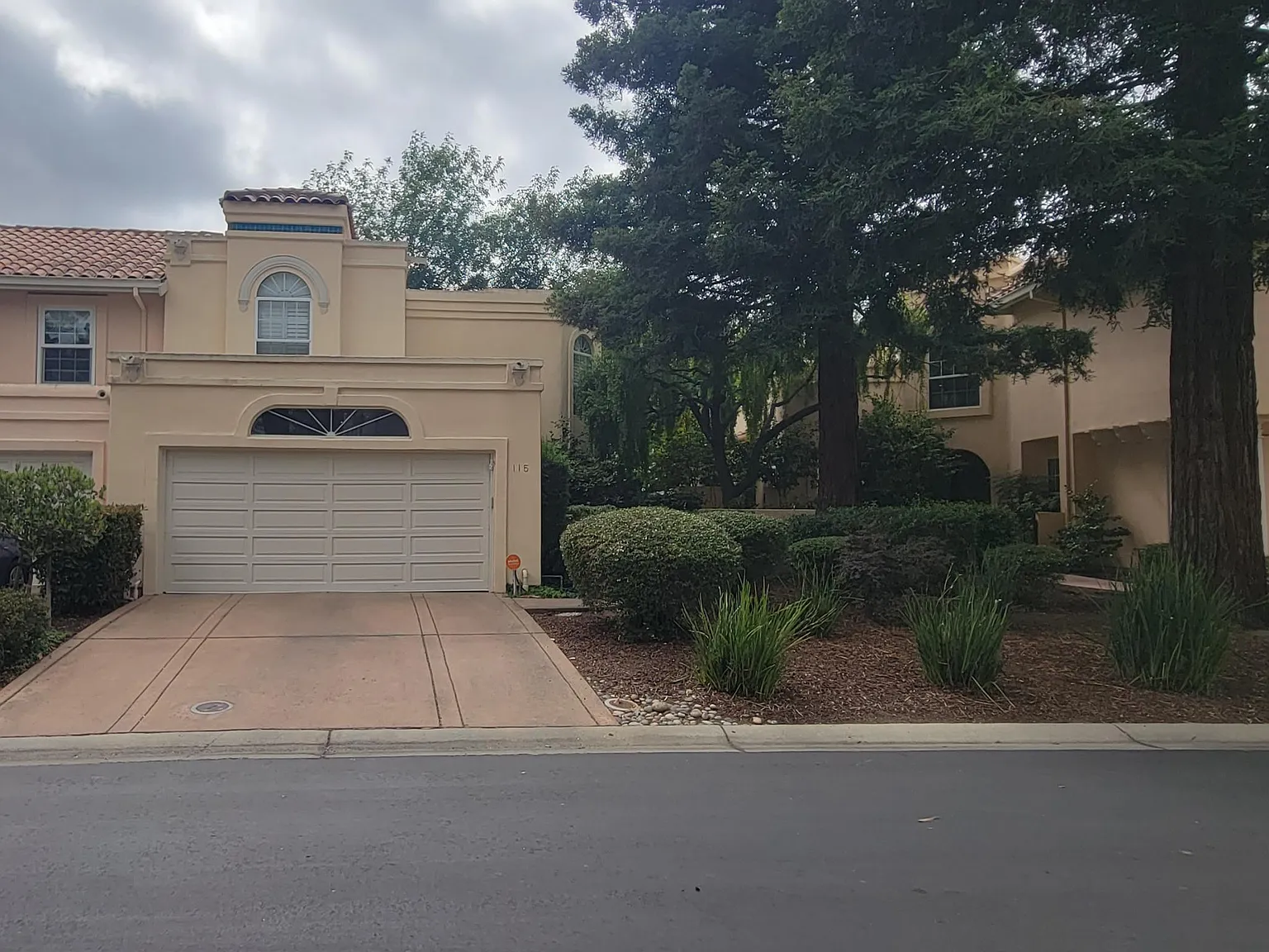 3 bed, 2.5 bath, 2249 sqft, $7,425 — Photo 2