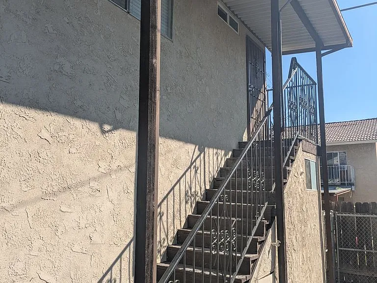 661 S Lilac Ave — Photo 2