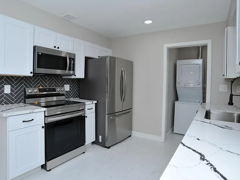 3224 E 1st St — Photo 9