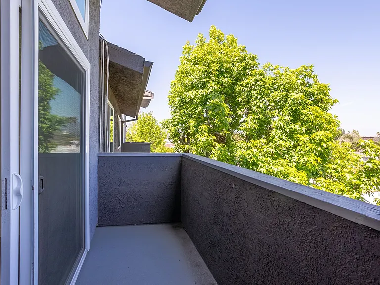 110 S Sweetzer Ave — Photo 54