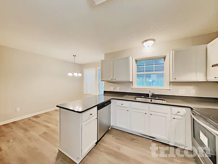 1322 Sasswood Ln — Photo 5