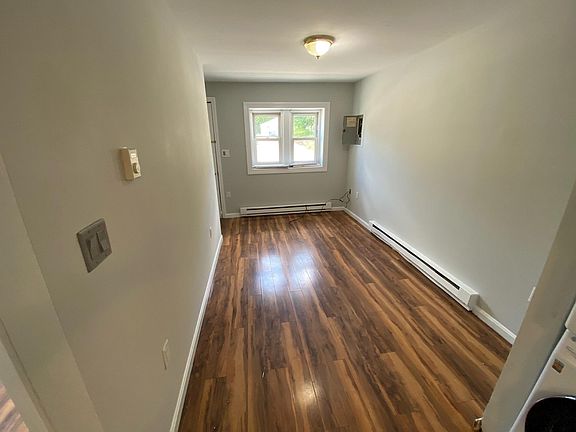 4th image of 972 Bedford St #3