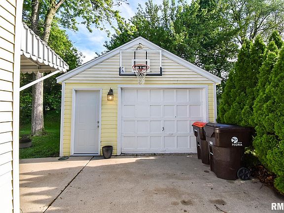 3rd image of 1119 W Crestwood Dr