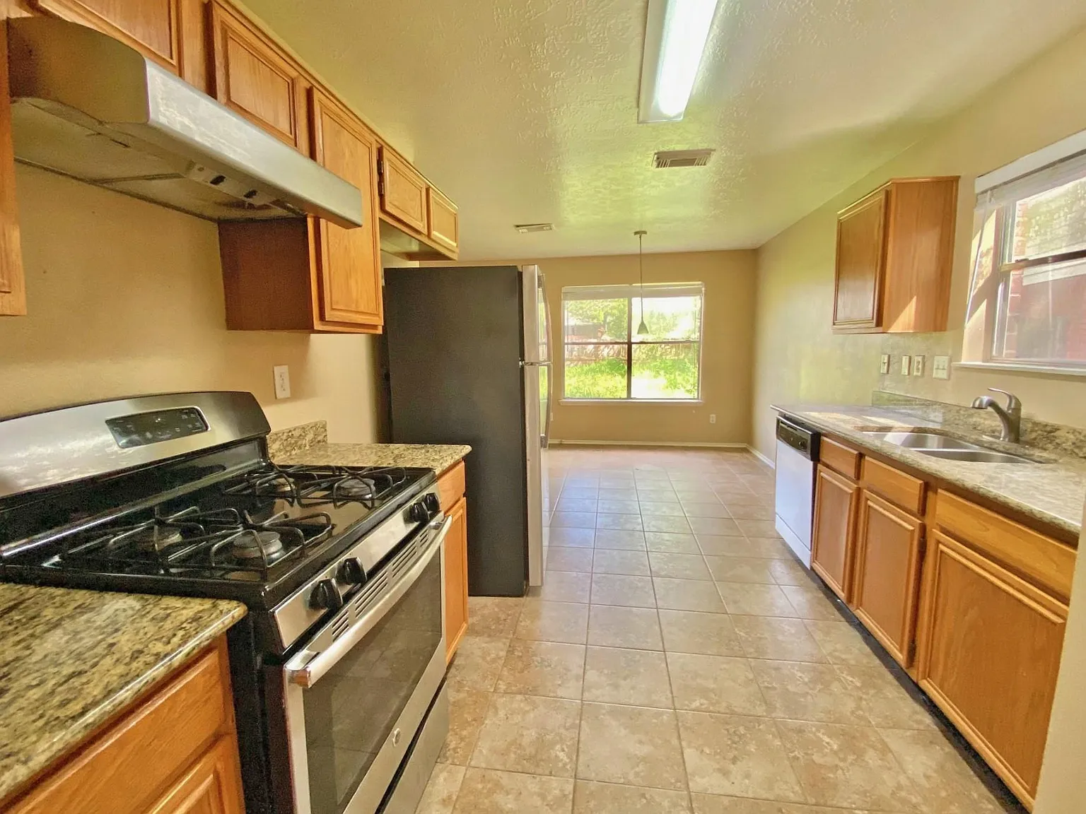 4 bed, 2.5 bath, 2338 sqft, $2,250 — Photo 2