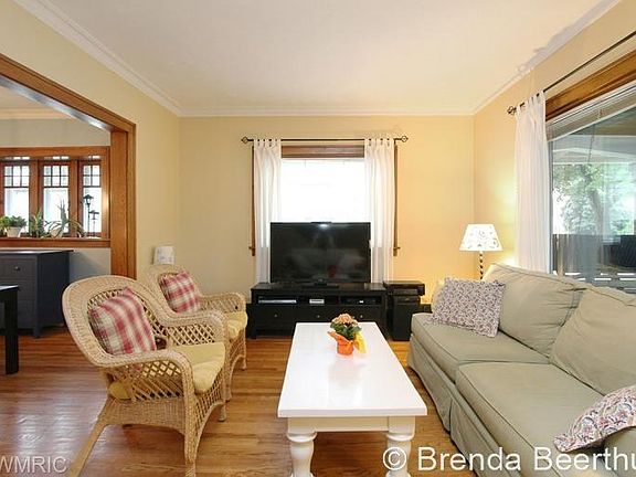 3rd image of 1025 Courtney St NW