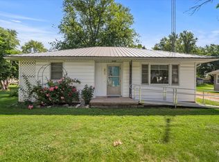 303 S Grove St, Colfax, IL 61728