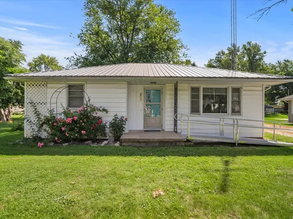 303 S Grove St, Colfax, IL 61728
