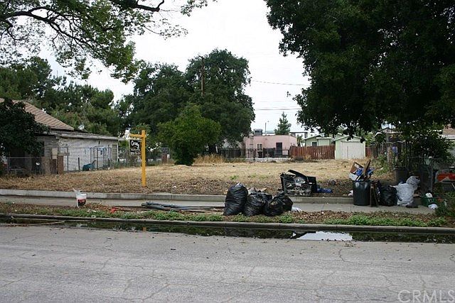 1st image of 665 E 6th St