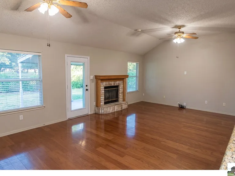 924 Northern Dancer Dr — Photo 3