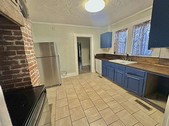 3rd image of 118 Seymore Ave