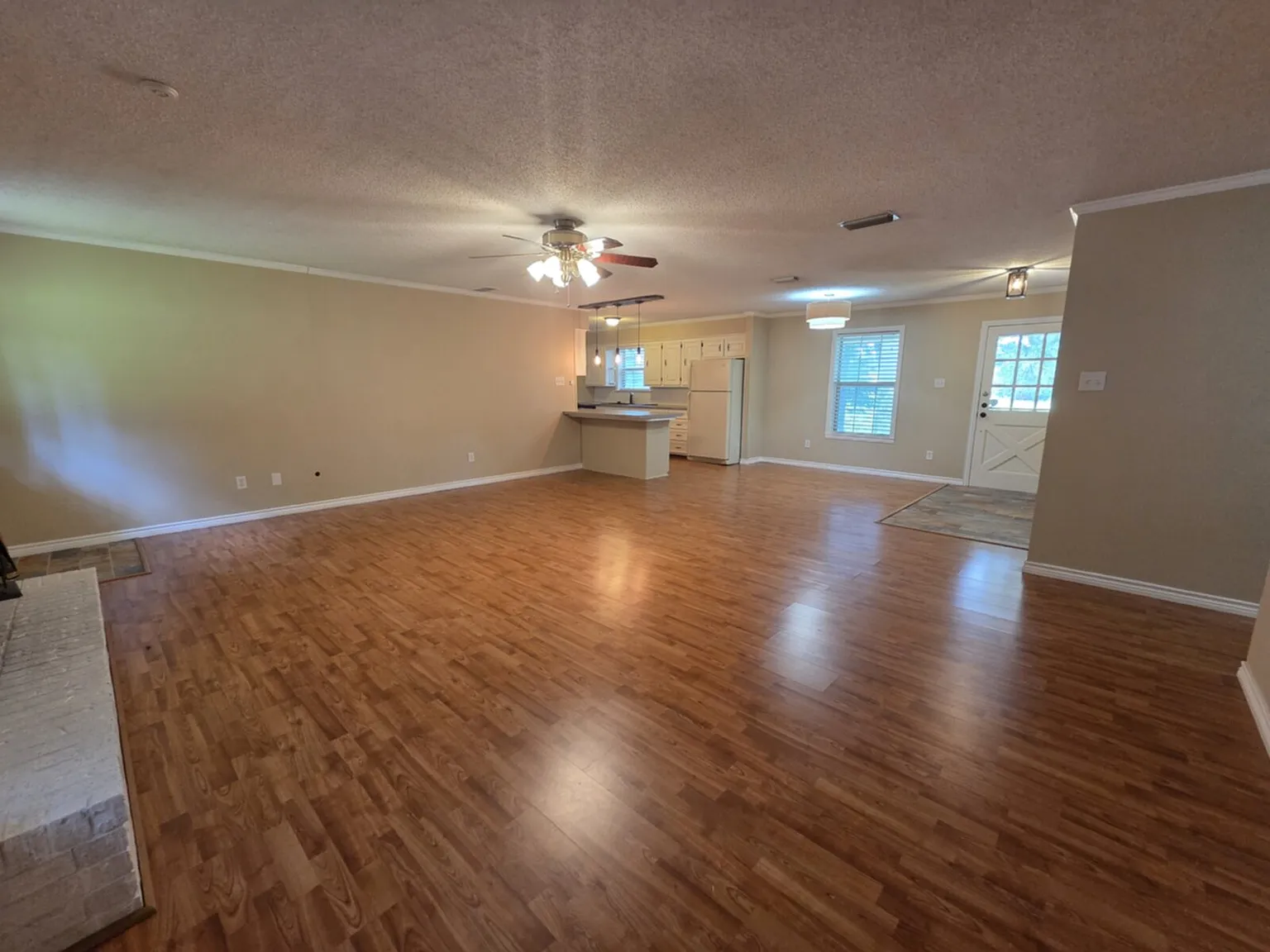 3 bed, 2.0 bath, 2356 sqft, $2,195 — Photo 4