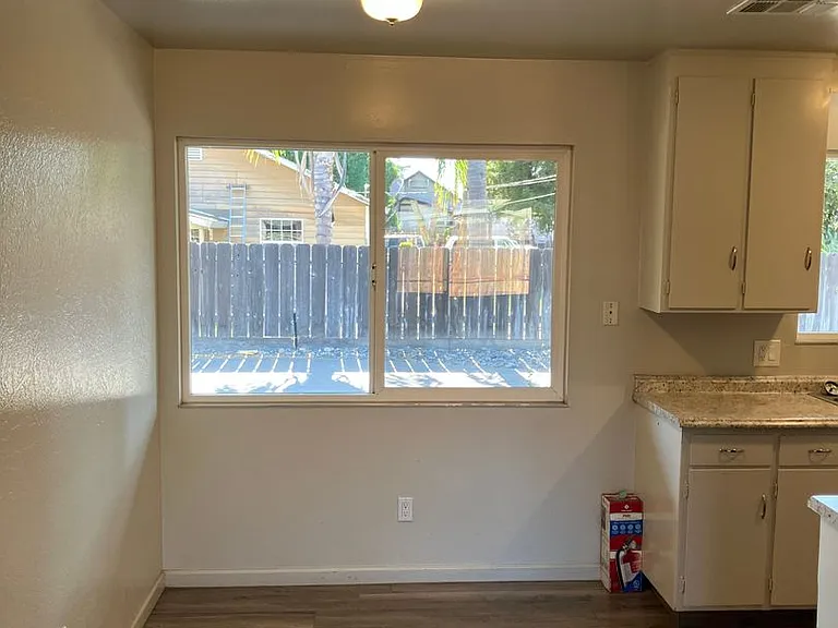 1430 E Orangeburg Ave — Photo 5
