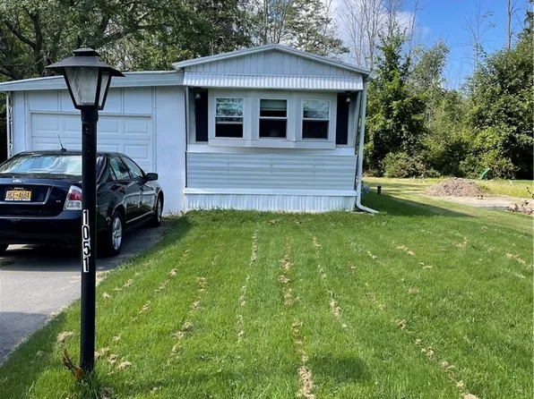 1051 Creekside Dr, Derby, NY 14047