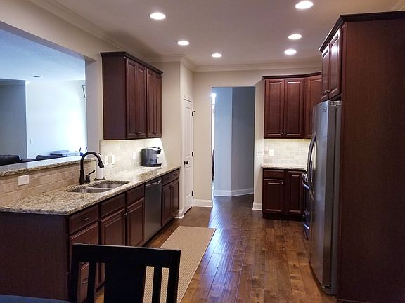 5th image of 616 Fieldstone Dr