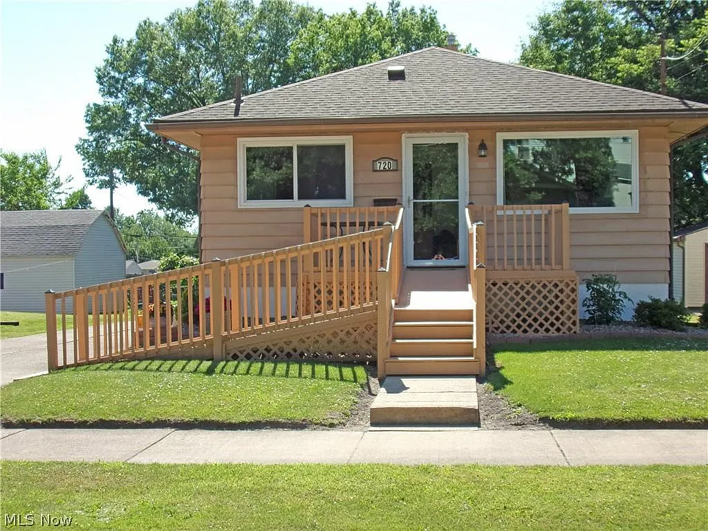 720 Orchard Ave photo 1