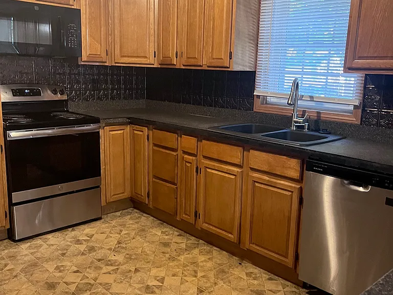 2250 Garfield Ave — Photo 6