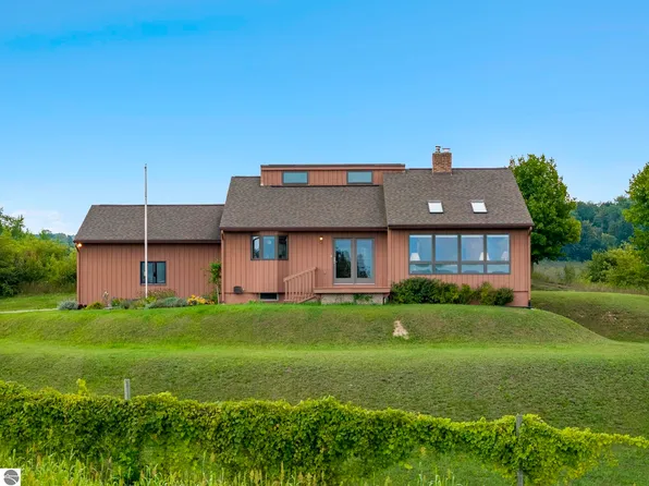 6420 N Manitou Trl, Northport, MI 49670