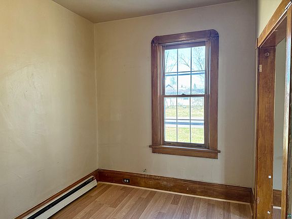 4th image of 609 14th Ave E