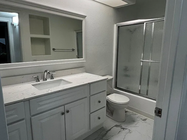 Canoga Luxury Apartments — Photo 56