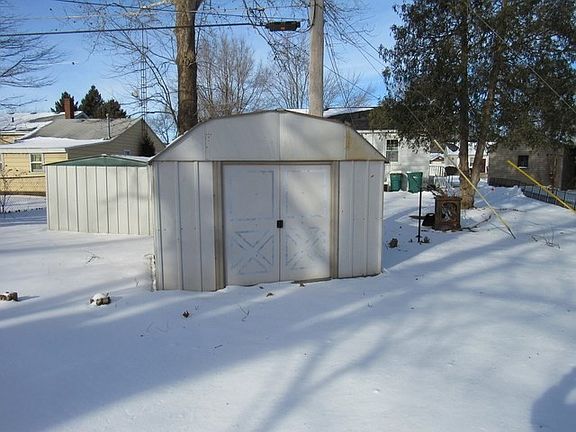 3rd image of 512 N Circle Dr