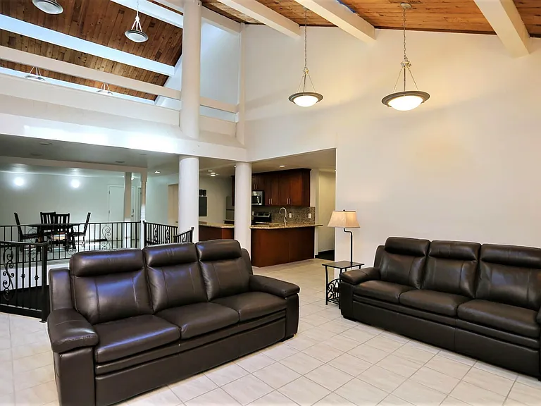 Sandpiper East Apartments — Photo 12