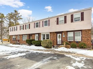 15 Farmbrook Dr, Farmington, NY 14425