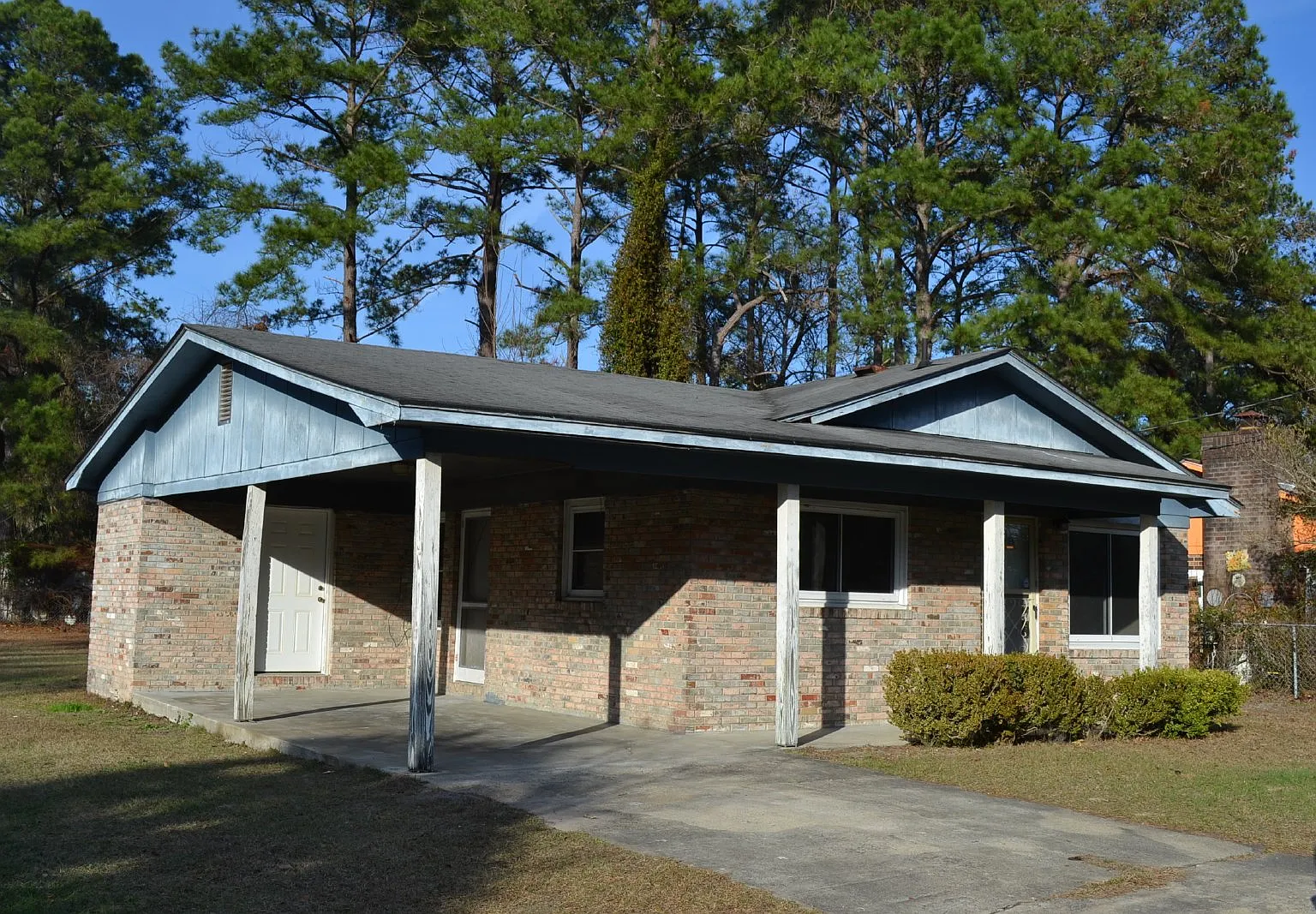 3 bed, 1.0 bath, 1025 sqft, $1,050 — Photo 1