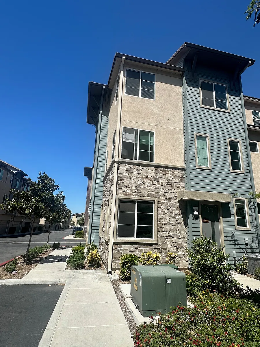Building Photo - 763 Savi Dr #104